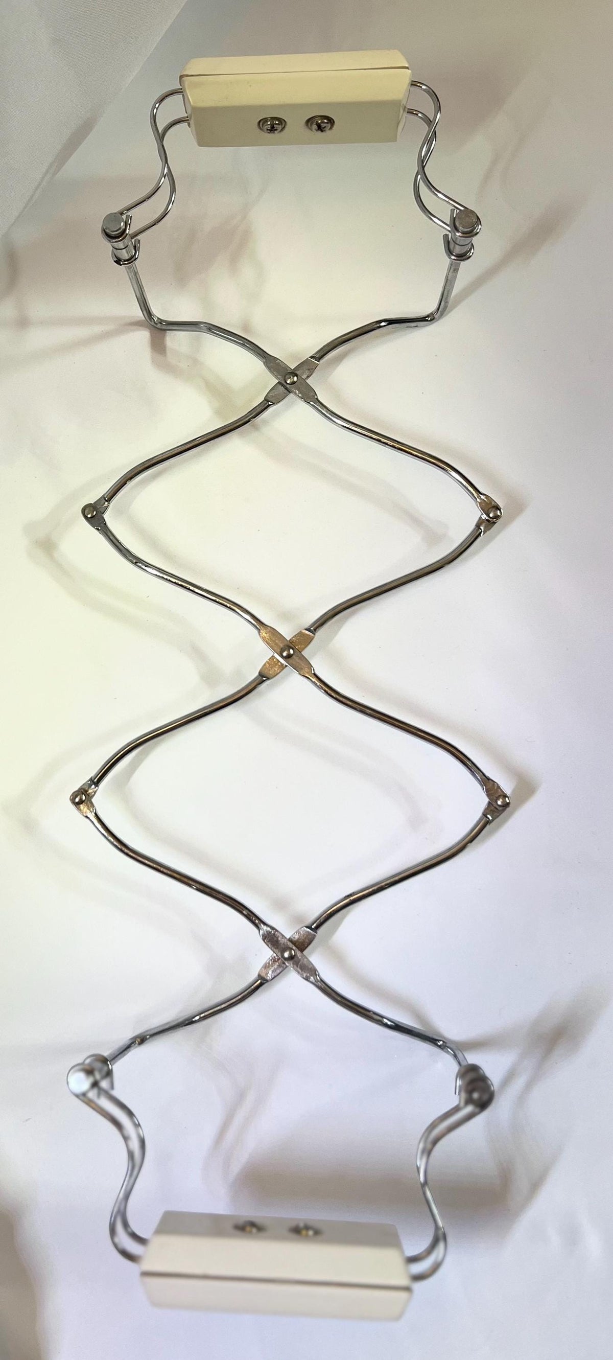 Expandable Casserole Transport and Trivet - Flowers on handles. Condition is "Used"