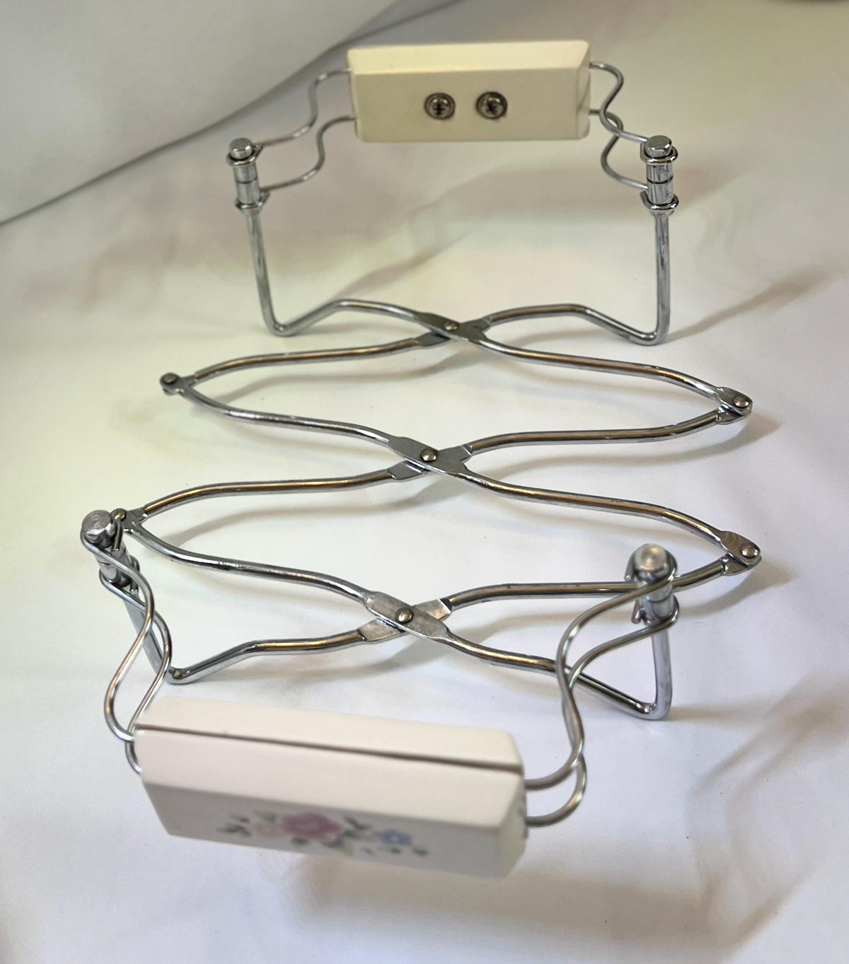 Expandable Casserole Transport and Trivet - Flowers on handles. Condition is "Used"