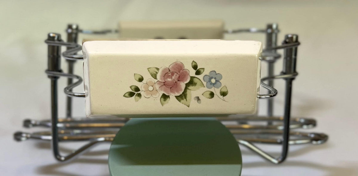 Expandable Casserole Transport and Trivet - Flowers on handles. Condition is "Used"