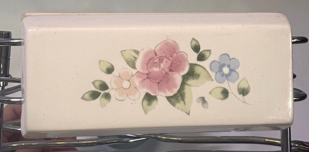 Expandable Casserole Transport and Trivet - Flowers on handles. Condition is "Used"
