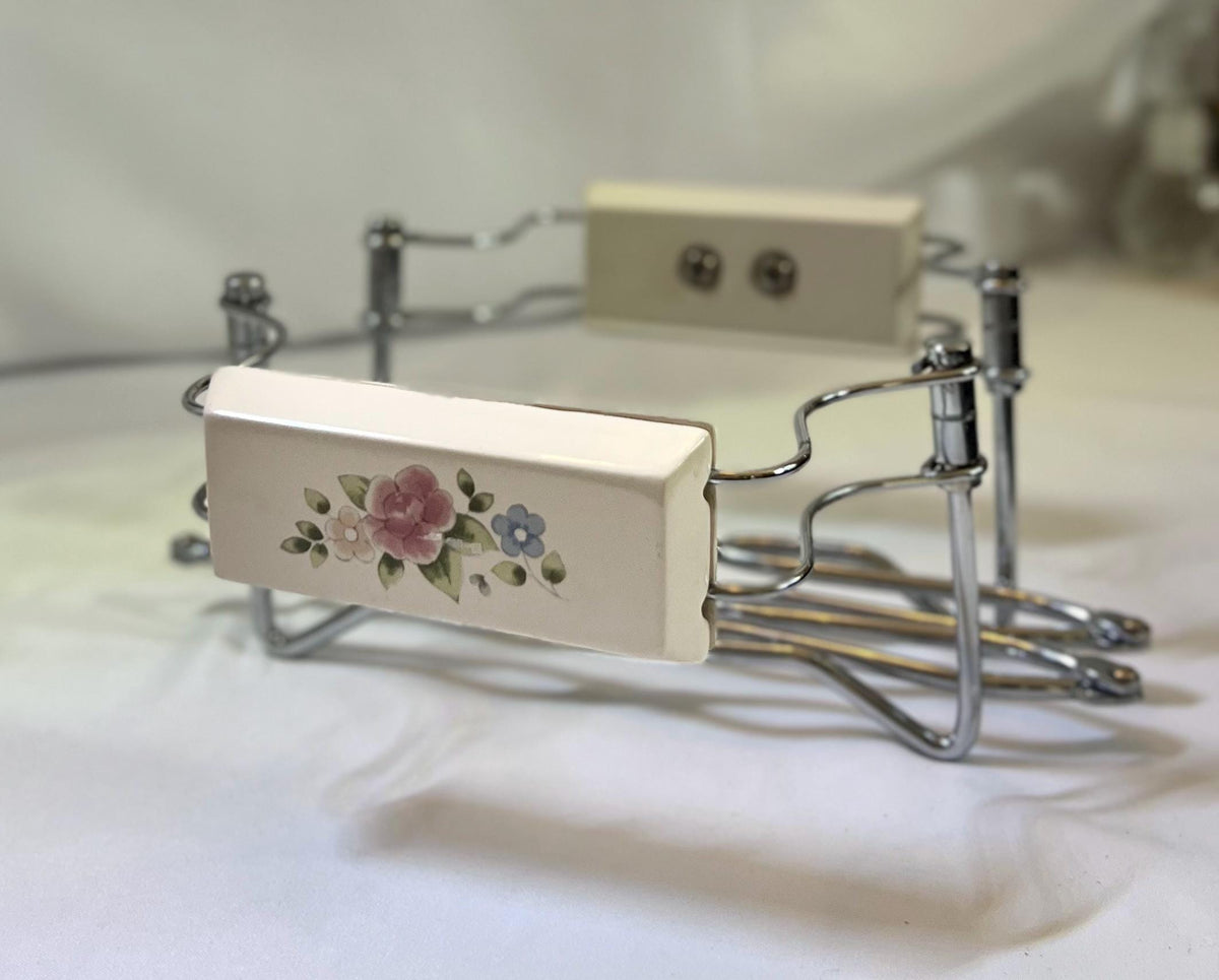 Expandable Casserole Transport and Trivet - Flowers on handles. Condition is "Used"
