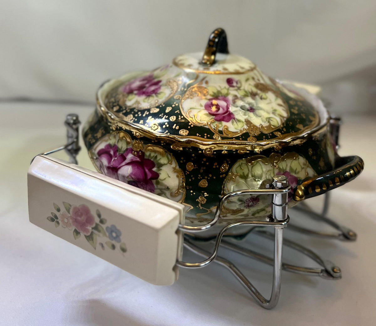 Expandable Casserole Transport and Trivet - Flowers on handles. Condition is "Used"